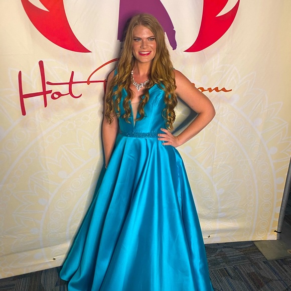 Meet your Posher, Amanda - Picture 1 of 1